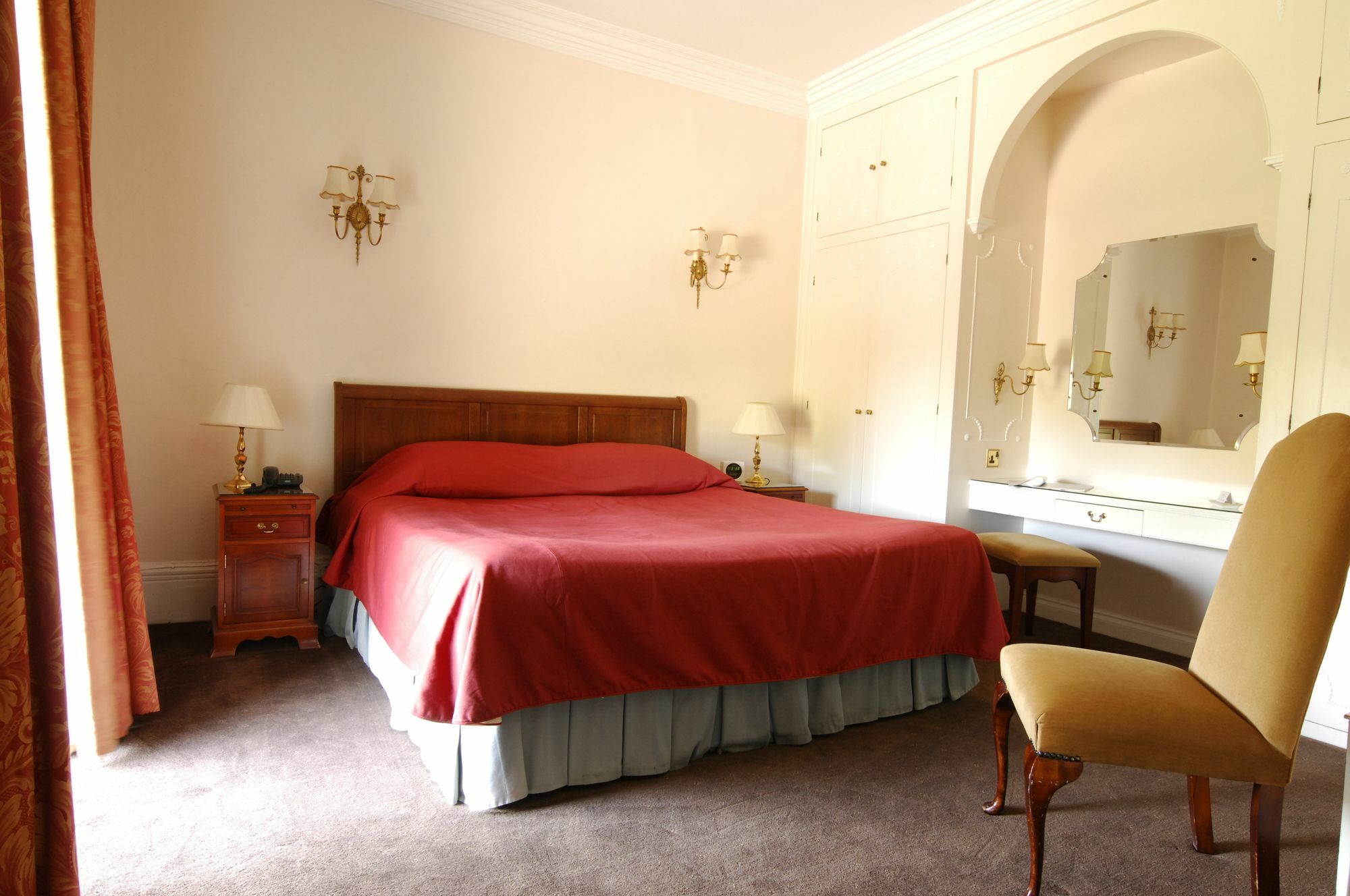 The French Horn Hotel Рединг Екстериор снимка